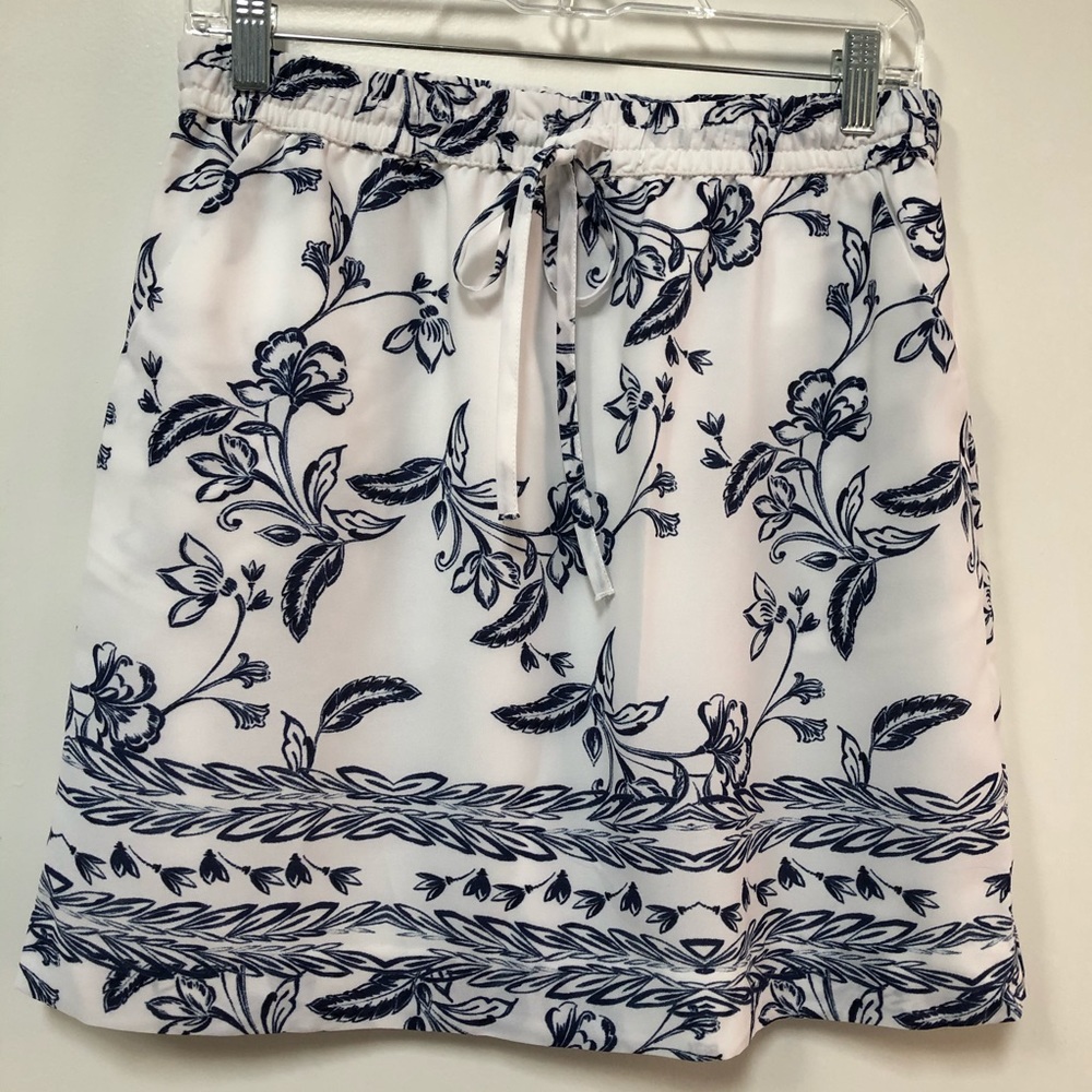 St. Tropez west blue and white floral pull on skirt size S summer ease EUC